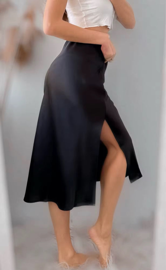 jupe-midi-noire-satin